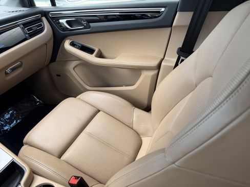 Certified 2024 Porsche Macan AWD/4WD image 19