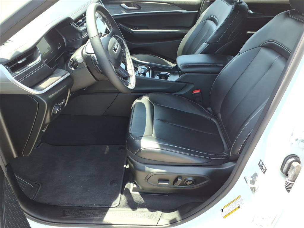 Used 2025 Jeep Grand Cherokee Limited AWD/4WD image 12