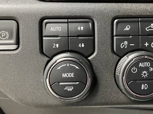 Used 2022 Chevrolet Silverado 1500 LTZ AWD/4WD image 33
