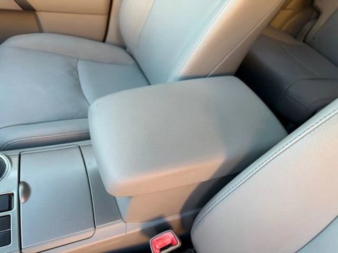 Used 2011 Toyota Highlander SE image 18