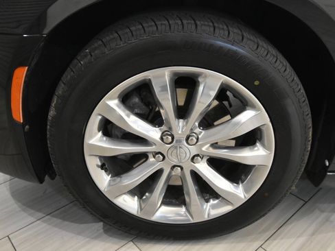 Used 2018 Chrysler 300 Touring L AWD/4WD image 10