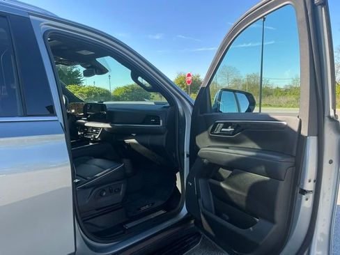 Used 2025 Chevrolet Suburban Premier w/ Sun And Tow Package AWD/4WD image 18