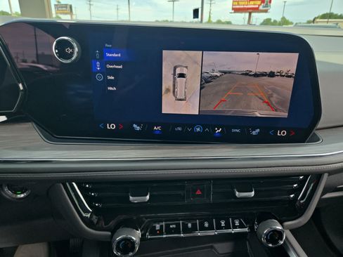 Used 2025 Chevrolet Suburban Z71 AWD/4WD image 18