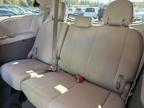 Used 2018 Toyota Sienna XLE Premium w/ Outdoor Package AWD/4WD image 33