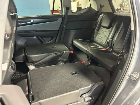 Used 2024 Volkswagen Atlas Peak Edition SE AWD/4WD image 35