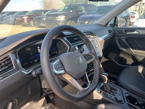 Used 2024 Volkswagen Tiguan SE image 11