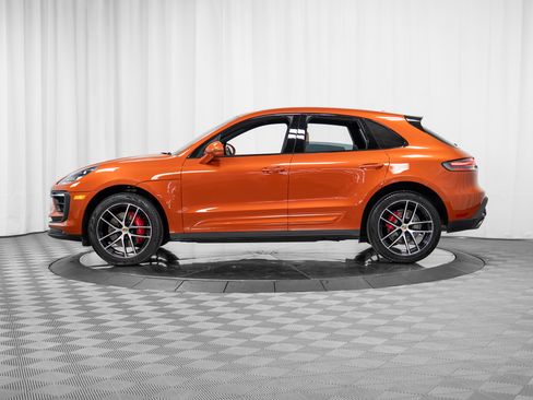 Certified 2024 Porsche Macan S AWD/4WD image 33