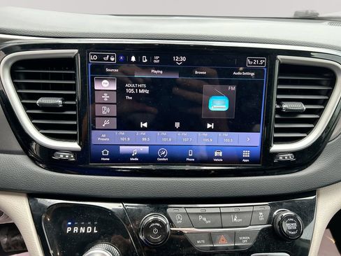 Used 2023 Chrysler Pacifica Touring-L FWD image 17