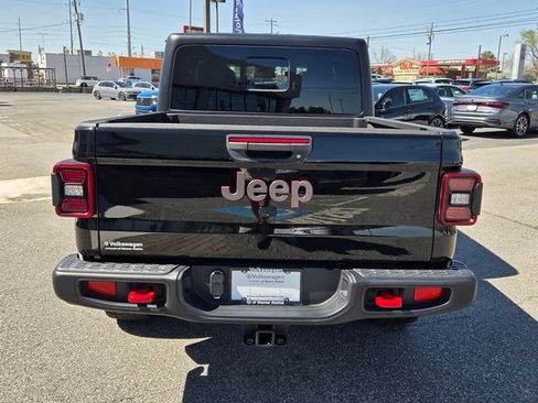 Used 2024 Jeep Gladiator Rubicon AWD/4WD image 9