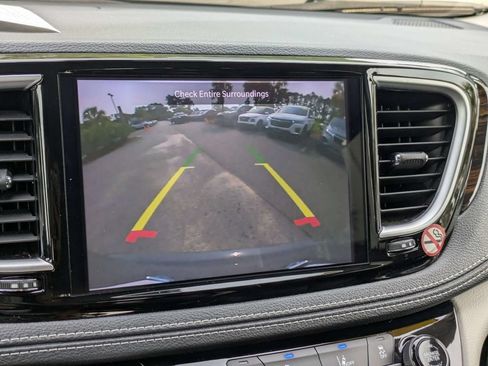 Used 2023 Chrysler Pacifica Limited FWD image 22