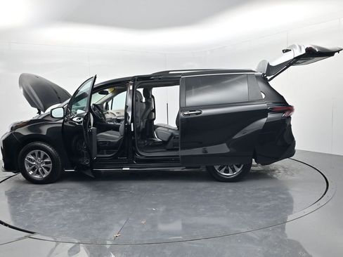 Used 2024 Toyota Sienna XLE image 65