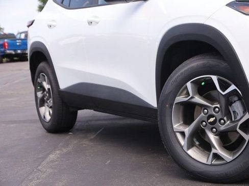 Used 2025 Chevrolet Trax LT w/ LT Convenience Package FWD image 3