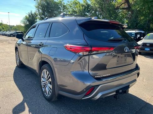 Used 2022 Toyota Highlander Platinum AWD/4WD image 3