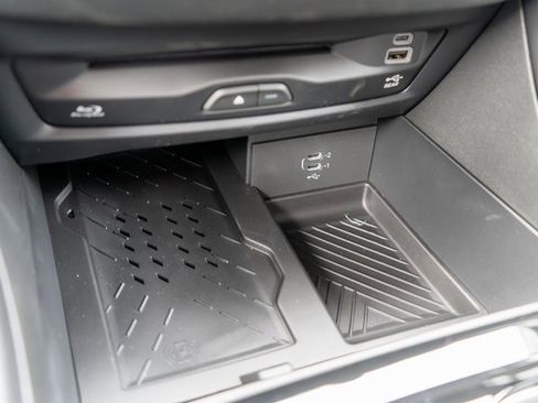 New 2026 Chrysler Pacifica Limited w/ Uconnect Theater Family Group image 24