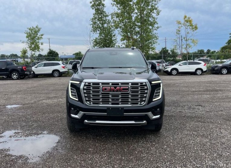 Used 2026 GMC Yukon XL Denali w/ Advanced Technology Package AWD/4WD image 3