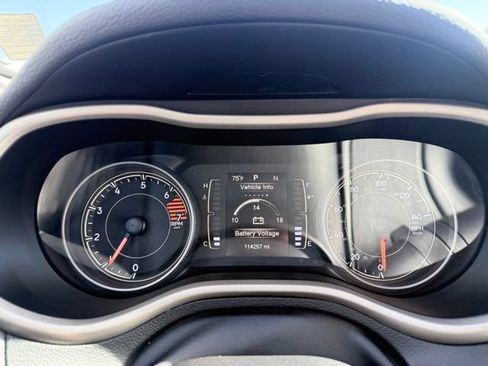 Used 2016 Jeep Cherokee Sport FWD image 12