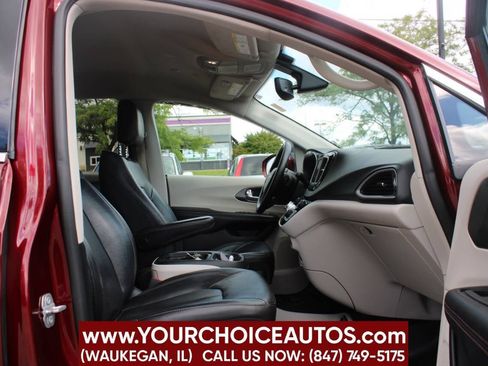Used 2020 Chrysler Pacifica Touring-L image 11