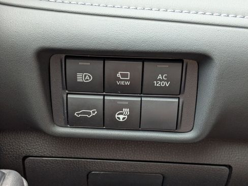 Used 2024 Toyota Highlander Limited AWD/4WD image 18