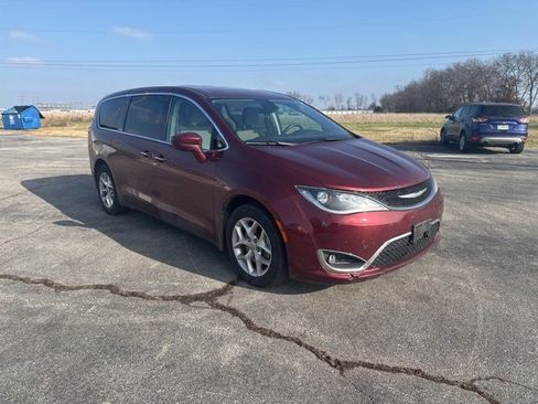 Used 2018 Chrysler Pacifica Touring Plus w/ Tire & Wheel Group image 3