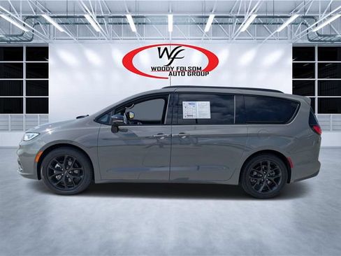 Used 2025 Chrysler Pacifica Limited FWD image 6