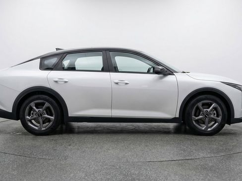 Used 2025 Kia K4 LXS image 11