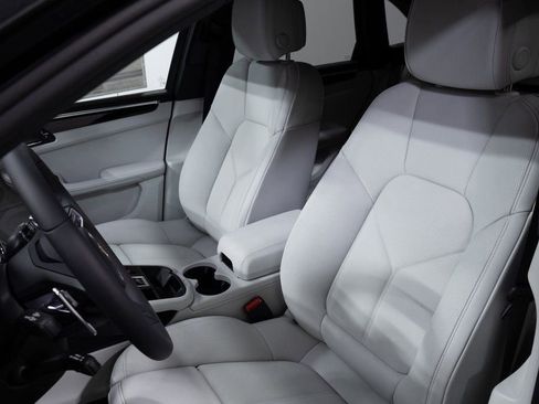 Certified 2025 Porsche Macan image 5