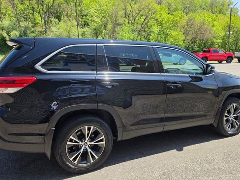 Used 2019 Toyota Highlander LE AWD/4WD image 6