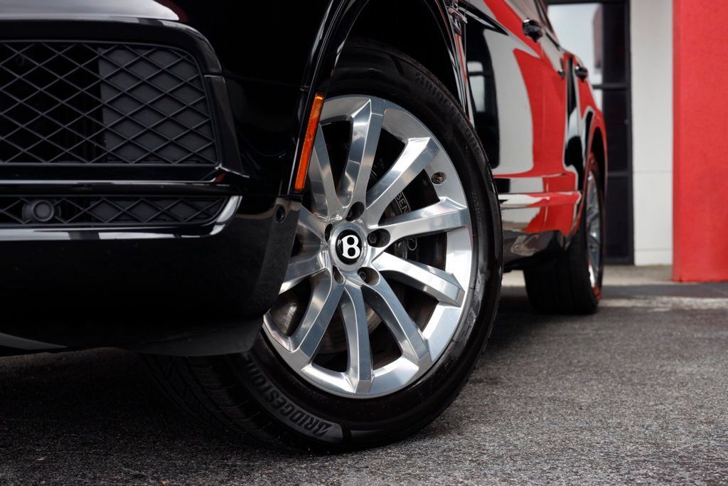 Used 2019 Bentley Bentayga AWD/4WD image 2