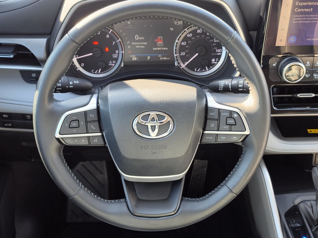 Used 2023 Toyota Highlander XLE FWD image 15