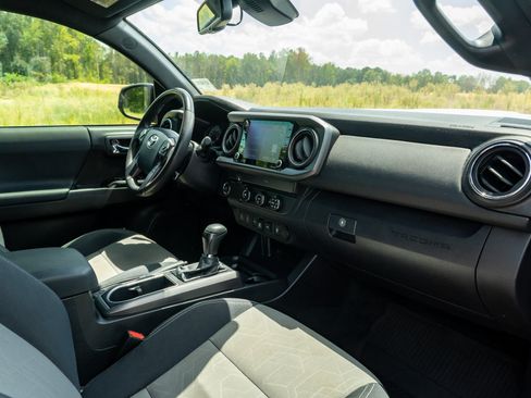 Used 2020 Toyota Tacoma TRD Sport w/ Technology Package RWD image 18