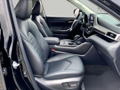 Certified 2024 Toyota Highlander XLE FWD image 9