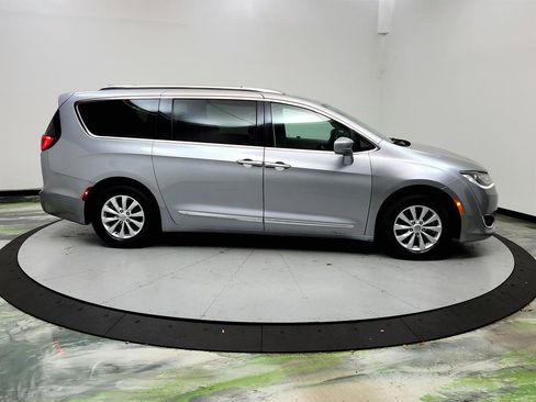 Used 2019 Chrysler Pacifica Touring-L FWD image 4