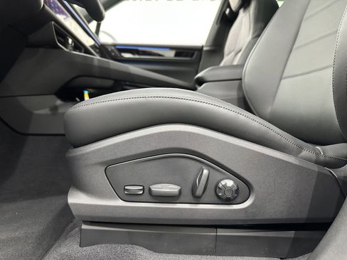 Certified 2025 Porsche Macan Electric image 32