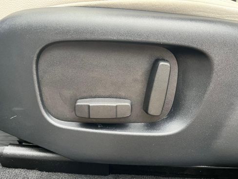 Used 2019 Land Rover Range Rover Velar R-Dynamic SE image 17