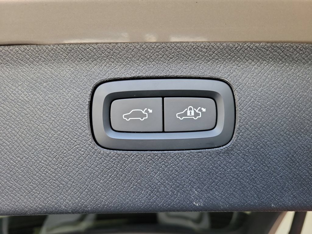Used 2024 Volvo XC90 B5 Plus w/ Protection Package Premier AWD/4WD image 11