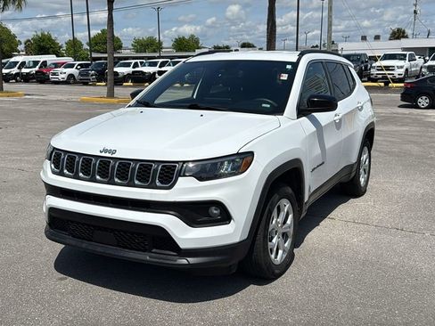 Used 2024 Jeep Compass Latitude AWD/4WD image 2