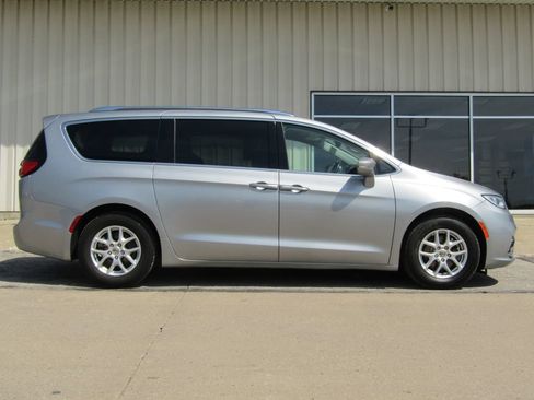 Used 2021 Chrysler Pacifica Touring-L FWD image 2