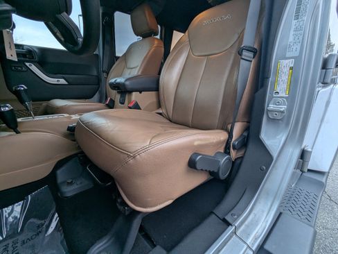 Used 2018 Jeep Wrangler Unlimited Sahara w/ Connectivity Group image 15