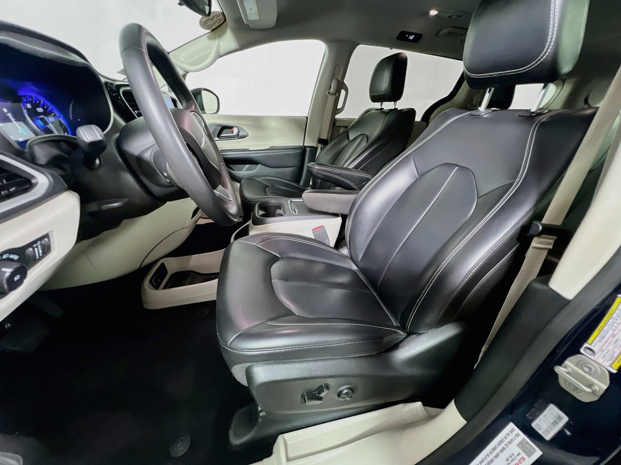 Used 2023 Chrysler Pacifica Touring-L FWD image 14
