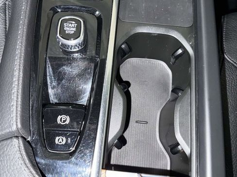 Used 2022 Volvo XC90 T6 Momentum w/ Climate Package AWD/4WD image 23