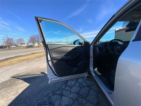 Used 2024 Nissan Rogue S image 19