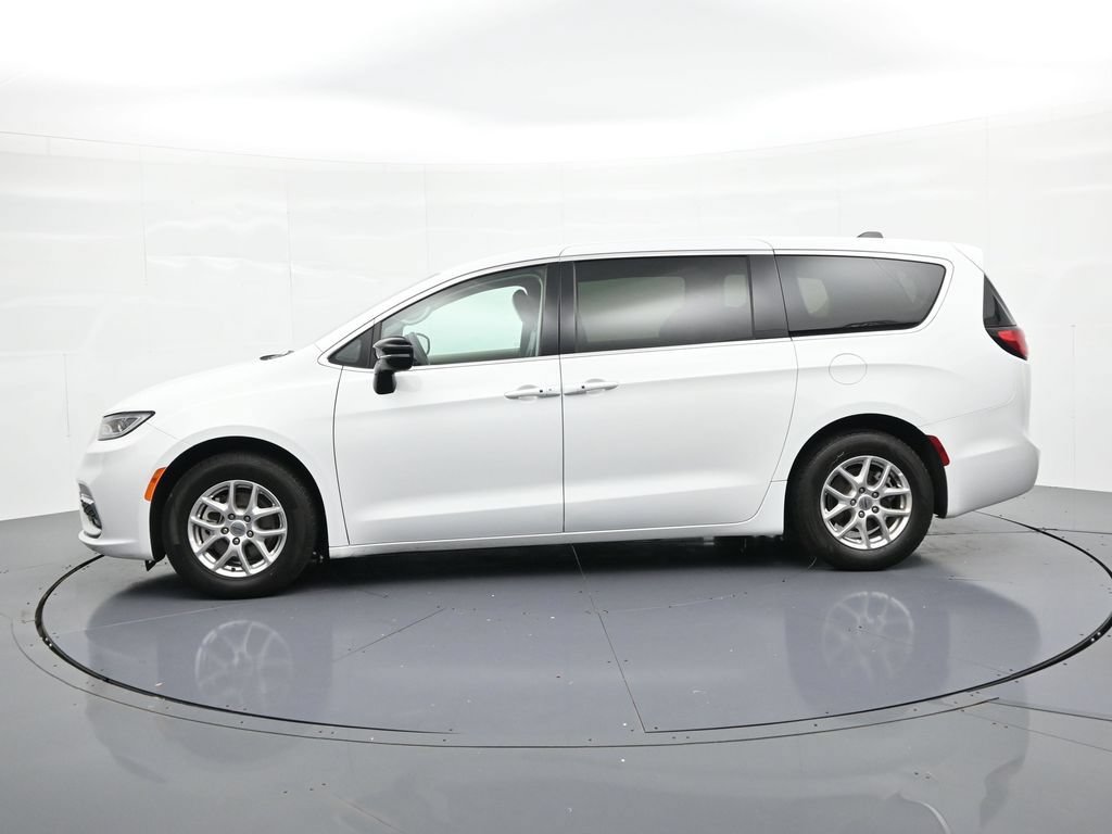 Used 2024 Chrysler Pacifica Touring-L FWD image 9