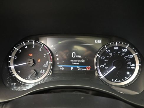 Used 2024 Toyota Highlander XLE FWD image 10