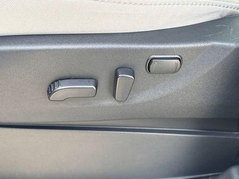 Used 2025 Nissan Frontier SV image 19