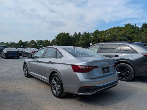 Used 2024 Volkswagen Jetta SE FWD image 4