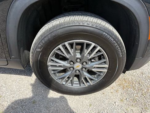 Used 2025 Chevrolet Traverse LT FWD image 21