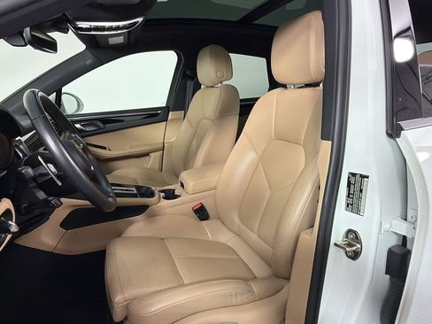 Certified 2023 Porsche Macan AWD/4WD image 5