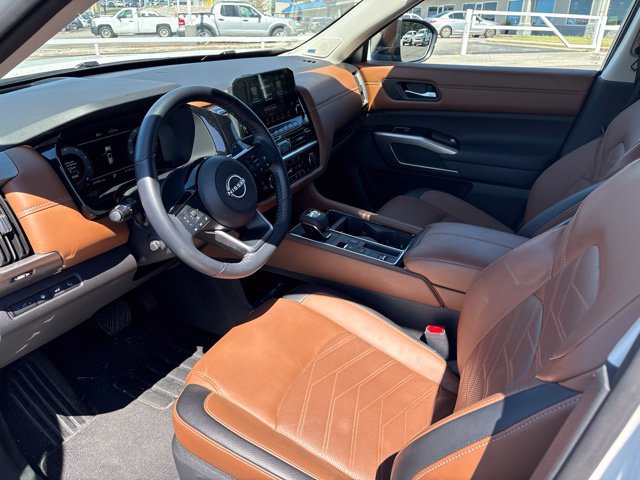 Used 2024 Nissan Pathfinder Platinum FWD image 7