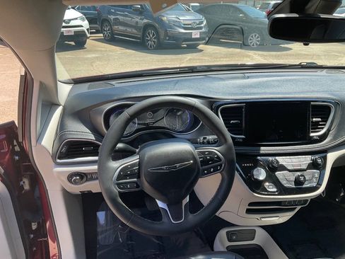 Used 2023 Chrysler Pacifica Touring-L FWD image 14