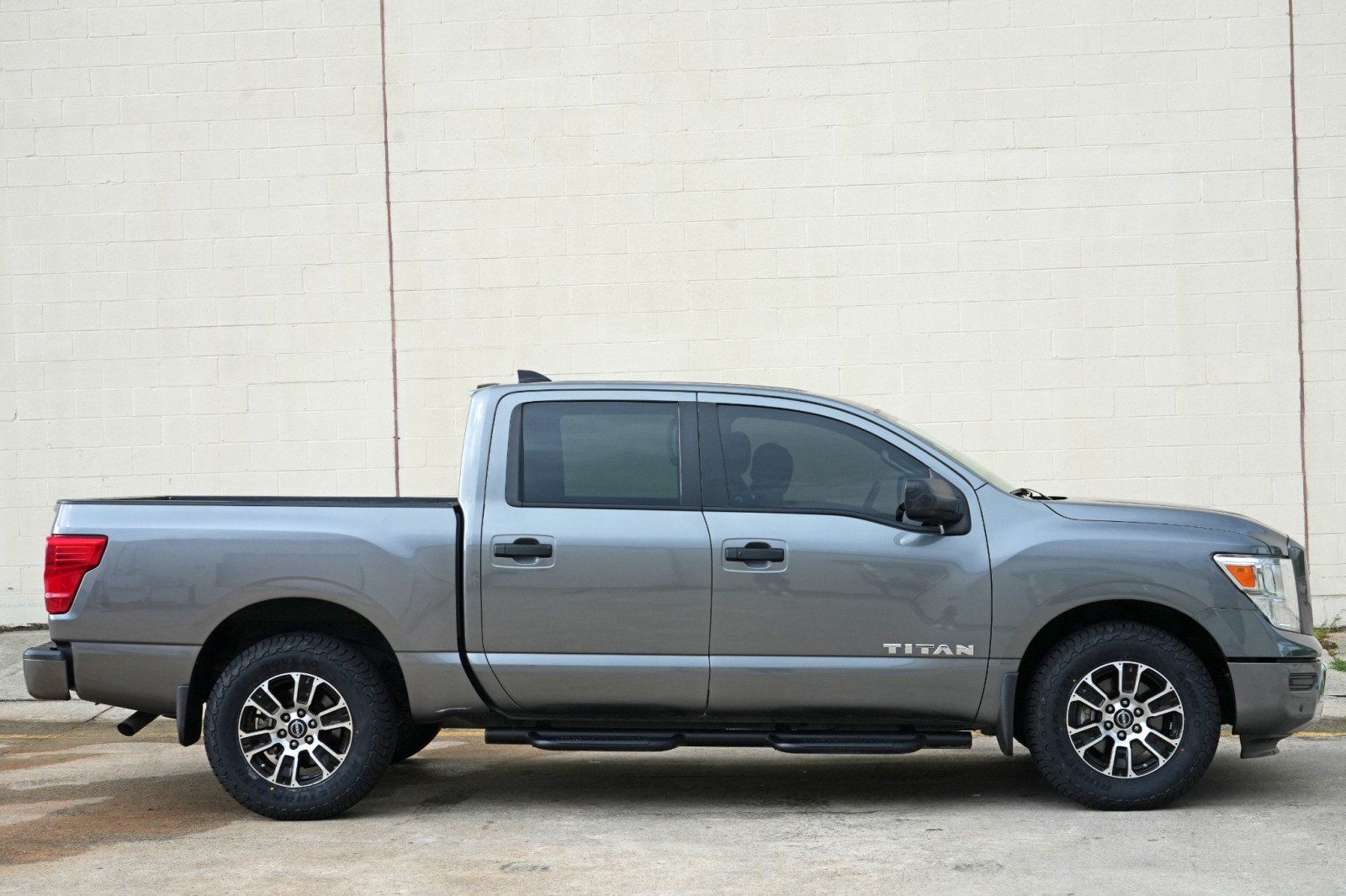 Used 2023 Nissan Titan SV w/ SV Convenience Package RWD image 46
